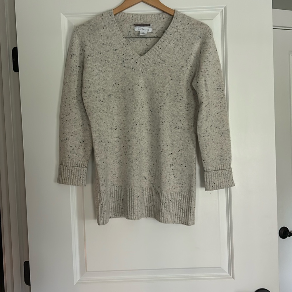 Nordstrom signature 100% white cashmere v-neck sweater